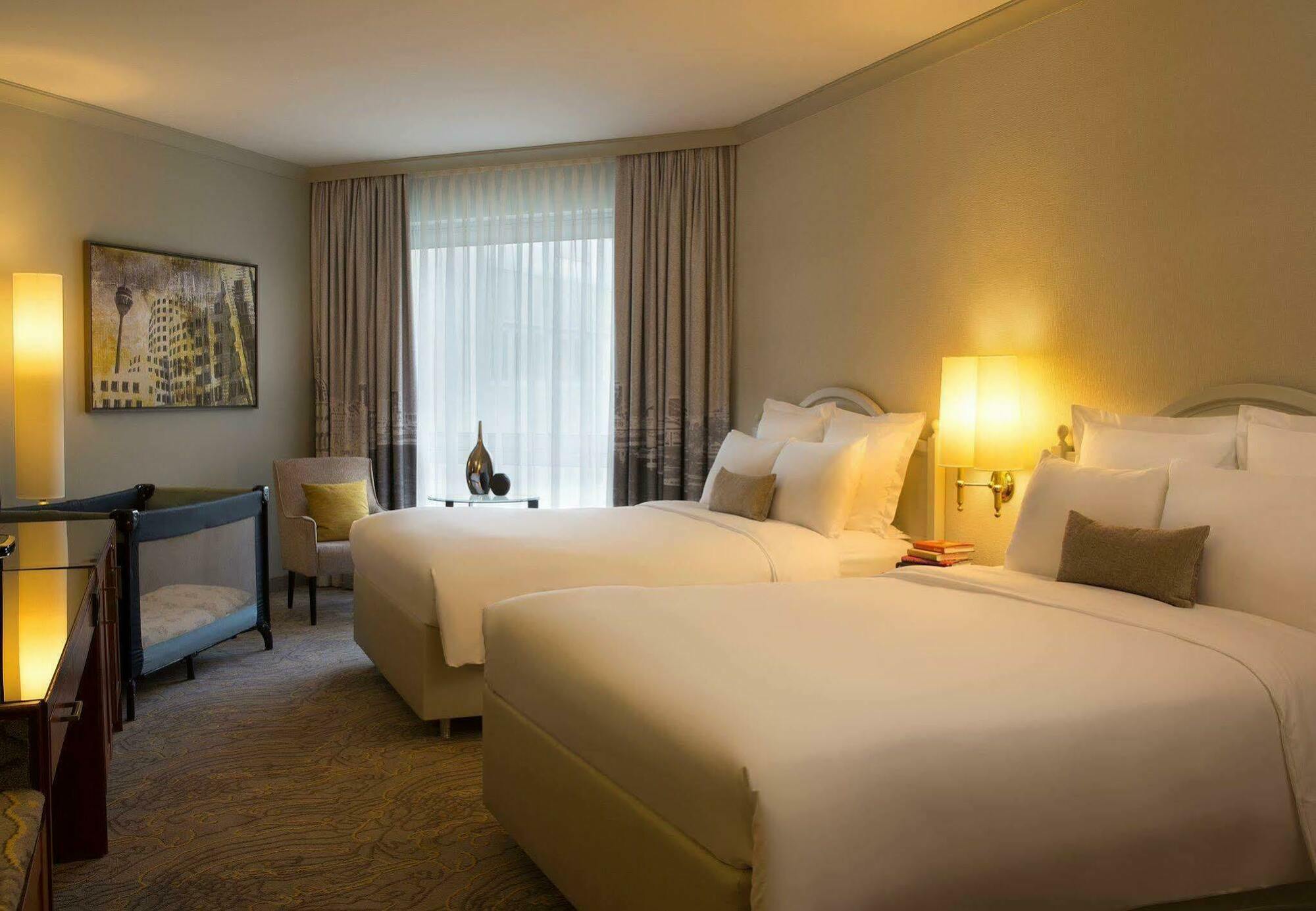 Renaissance Duesseldorf Hotel エクステリア 写真