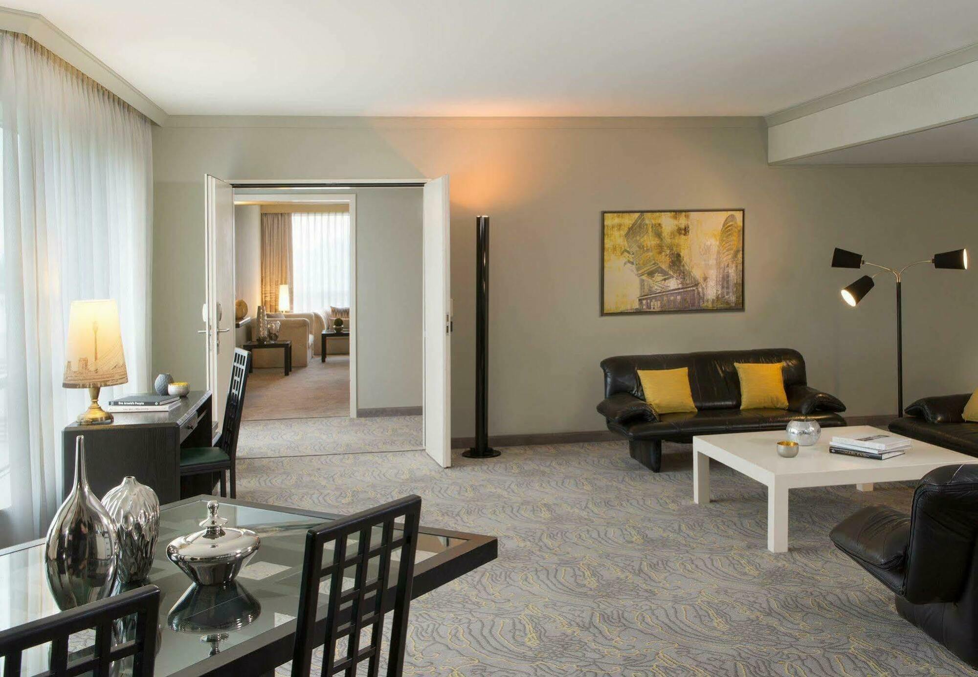 Renaissance Duesseldorf Hotel エクステリア 写真